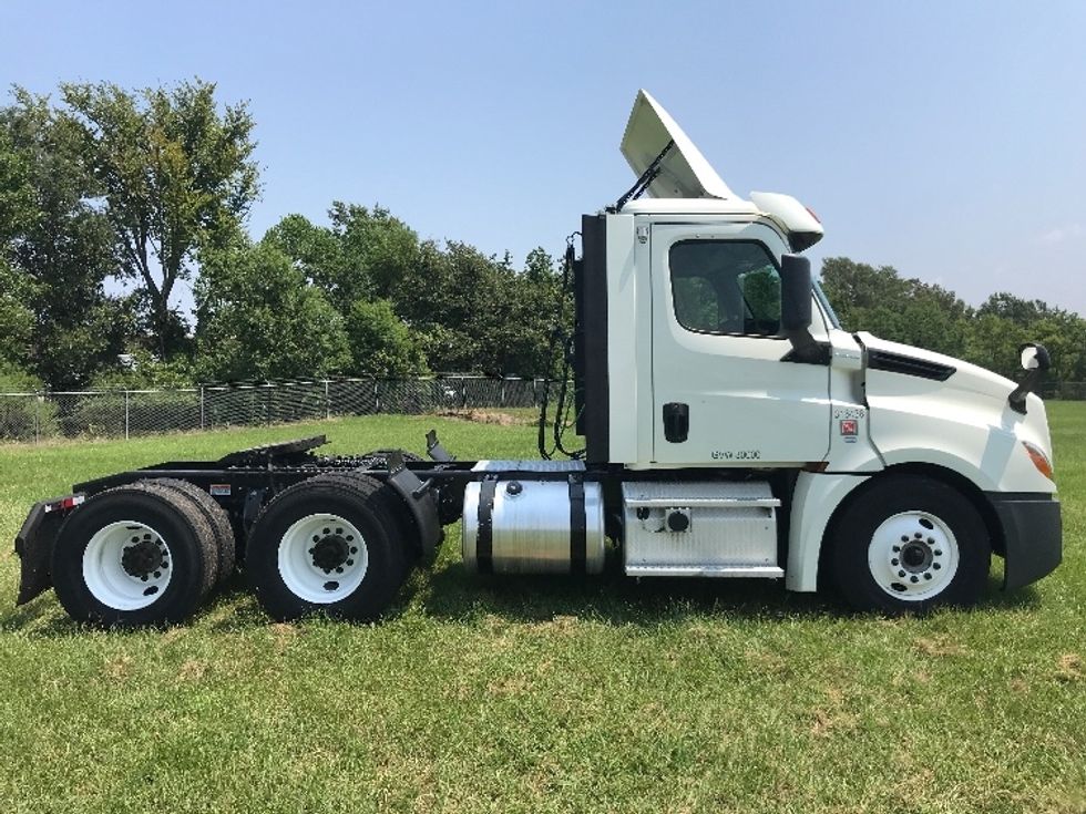 Day Cab Tractor-Heavy Duty Tractors-Freightliner-2018-T12664ST-Jackson-MS-556,479\n\t\tmiles-$ 39,000 - Image 8