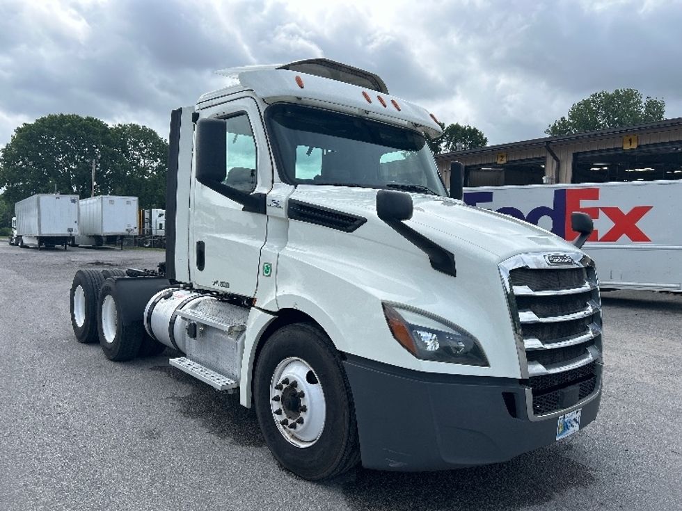 Day Cab Tractor-Heavy Duty Tractors-Freightliner-2018-T12664ST-Jackson-TN-326,452\n\t\tmiles-$ 38,750 - Image 1