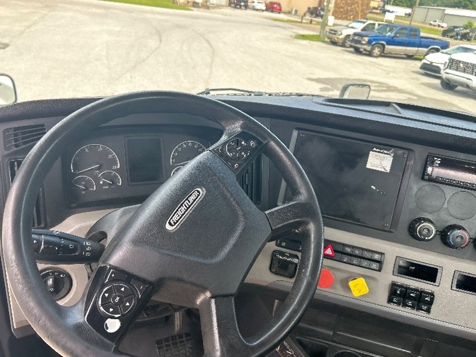 Day Cab Tractor-Heavy Duty Tractors-Freightliner-2018-T12664ST-Jackson-TN-326,452\n\t\tmiles-$ 38,750 - Image 11