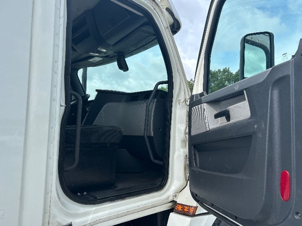 Day Cab Tractor-Heavy Duty Tractors-Freightliner-2018-T12664ST-Jackson-TN-326,452\n\t\tmiles-$ 38,750 - Image 12