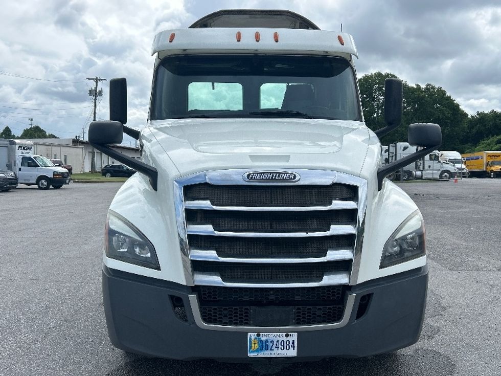 Day Cab Tractor-Heavy Duty Tractors-Freightliner-2018-T12664ST-Jackson-TN-326,452\n\t\tmiles-$ 38,750 - Image 2