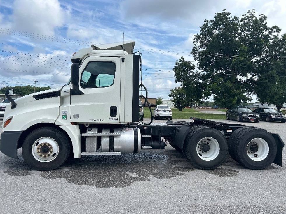 Day Cab Tractor-Heavy Duty Tractors-Freightliner-2018-T12664ST-Jackson-TN-326,452\n\t\tmiles-$ 38,750 - Image 4