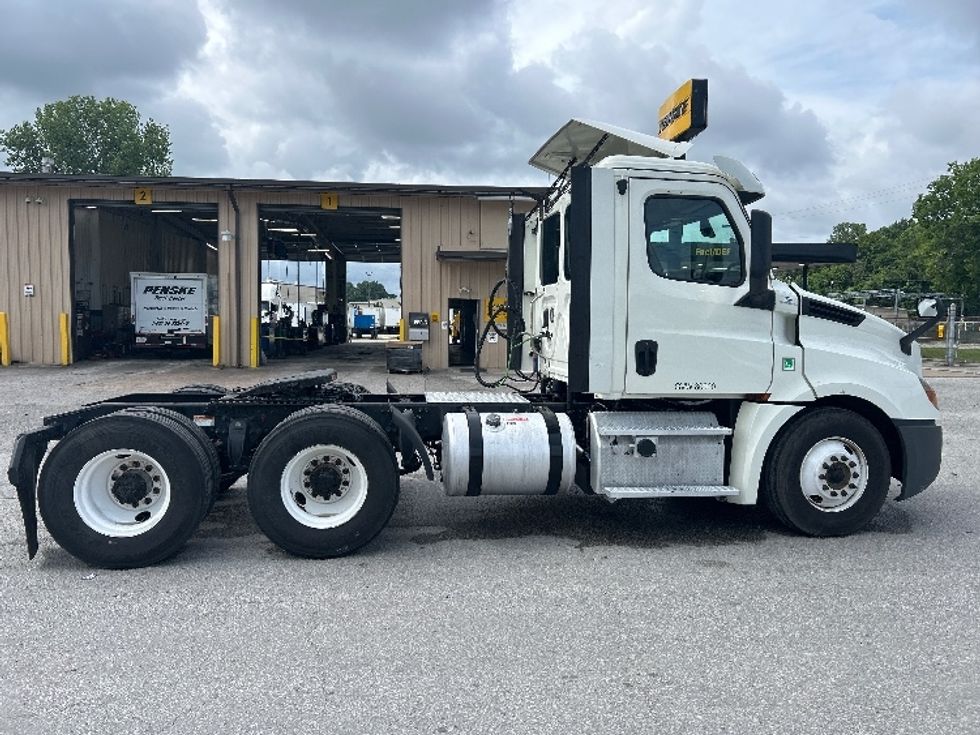Day Cab Tractor-Heavy Duty Tractors-Freightliner-2018-T12664ST-Jackson-TN-326,452\n\t\tmiles-$ 38,750 - Image 8