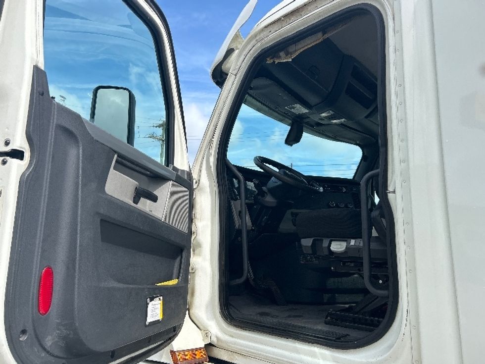 Day Cab Tractor-Heavy Duty Tractors-Freightliner-2018-T12664ST-Jackson-TN-326,452\n\t\tmiles-$ 38,750 - Image 9