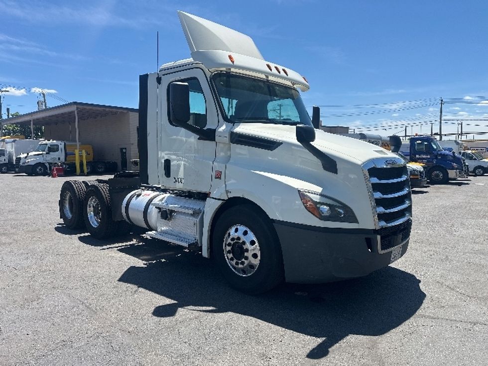Day Cab Tractor-Heavy Duty Tractors-Freightliner-2018-T12664ST-Jamaica-NY-183,176\n\t\tmiles-$ 52,250 - Image 1