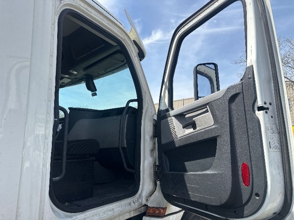 Day Cab Tractor-Heavy Duty Tractors-Freightliner-2018-T12664ST-Jamaica-NY-183,176\n\t\tmiles-$ 52,250 - Image 12