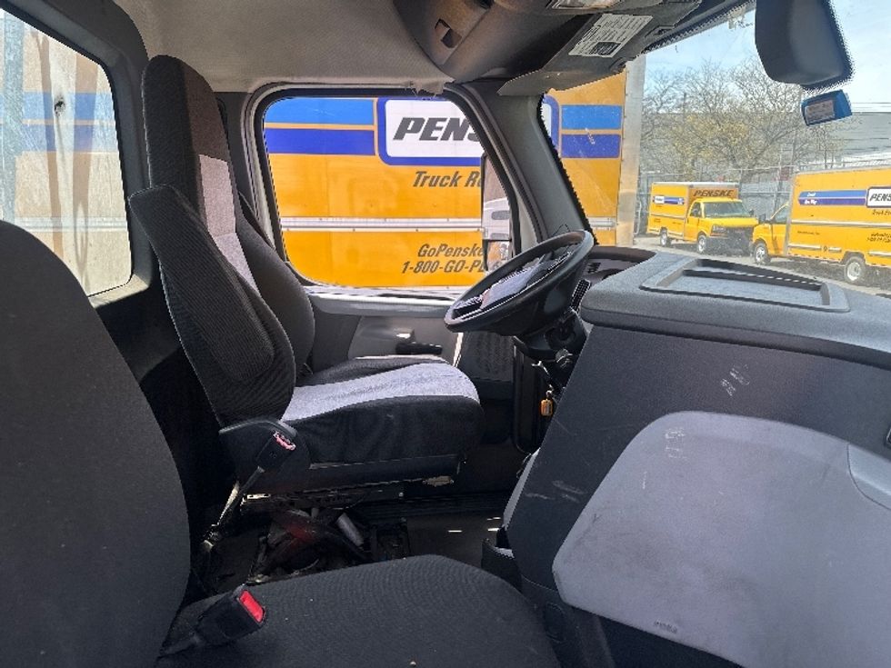 Day Cab Tractor-Heavy Duty Tractors-Freightliner-2018-T12664ST-Jamaica-NY-183,176\n\t\tmiles-$ 52,250 - Image 14