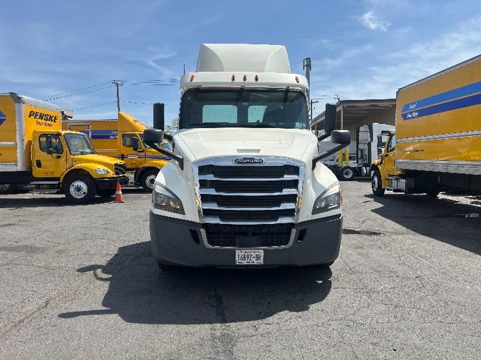 Day Cab Tractor-Heavy Duty Tractors-Freightliner-2018-T12664ST-Jamaica-NY-183,176\n\t\tmiles-$ 52,250 - Image 2