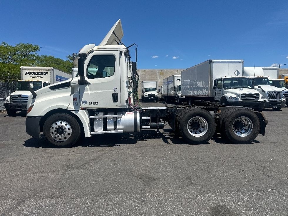 Day Cab Tractor-Heavy Duty Tractors-Freightliner-2018-T12664ST-Jamaica-NY-183,176\n\t\tmiles-$ 52,250 - Image 4