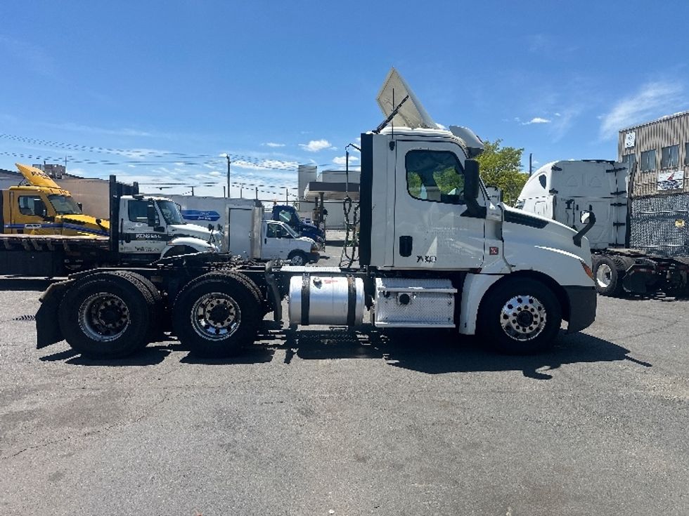 Day Cab Tractor-Heavy Duty Tractors-Freightliner-2018-T12664ST-Jamaica-NY-183,176\n\t\tmiles-$ 52,250 - Image 8