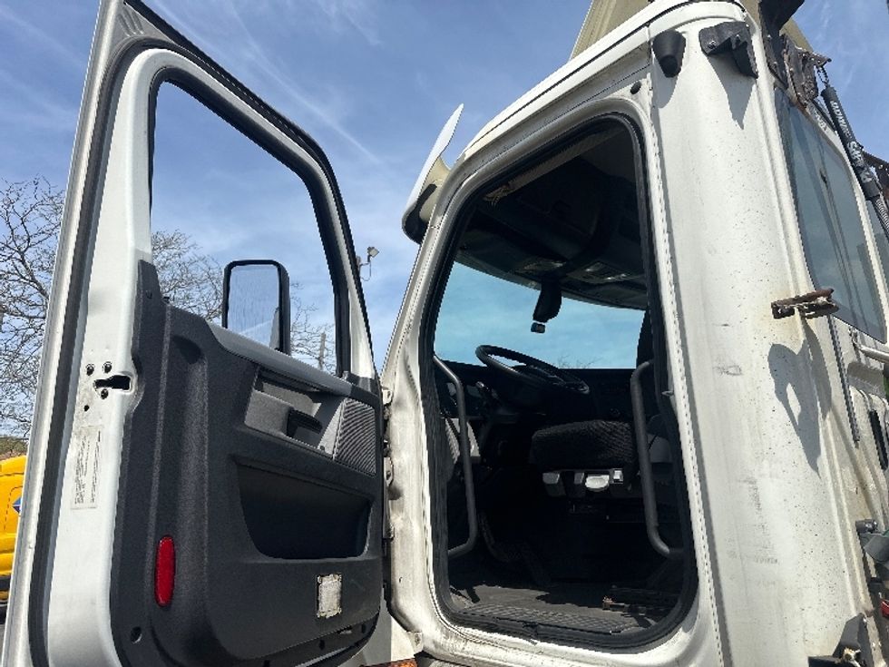 Day Cab Tractor-Heavy Duty Tractors-Freightliner-2018-T12664ST-Jamaica-NY-183,176\n\t\tmiles-$ 52,250 - Image 9