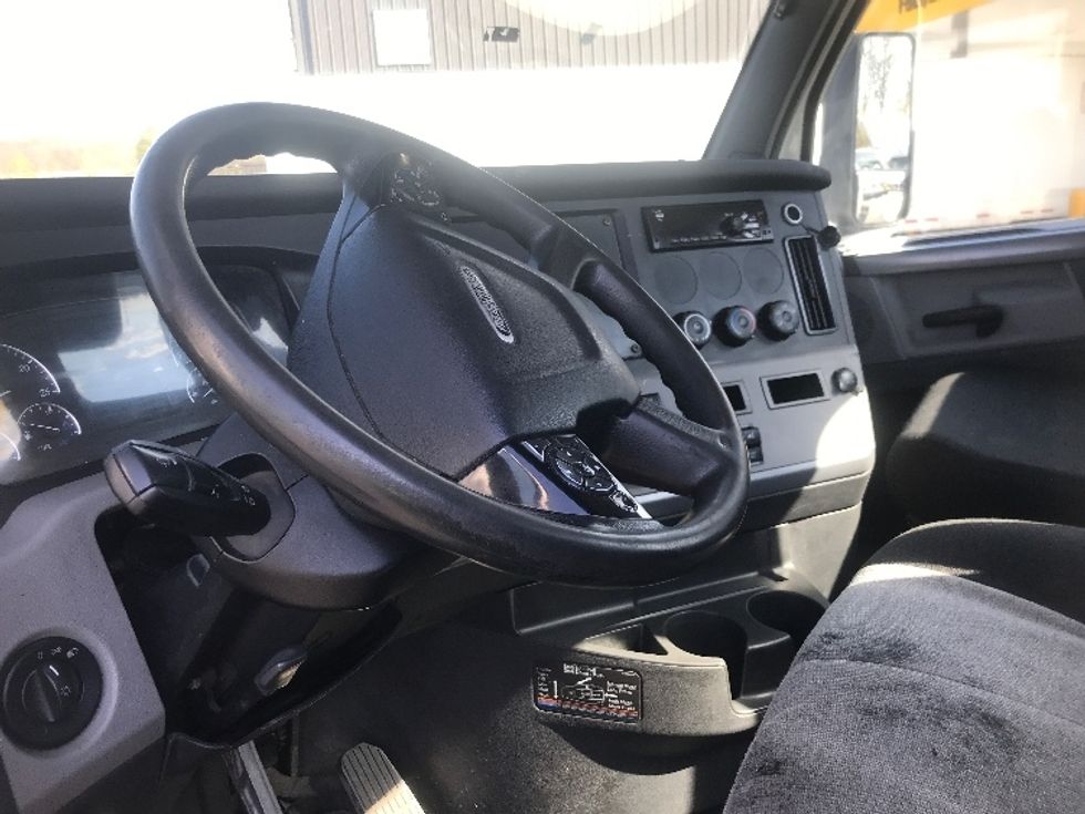 Day Cab Tractor-Heavy Duty Tractors-Freightliner-2018-T12664ST-Jessup-PA-356,033\n\t\tmiles-$ 45,500 - Image 10