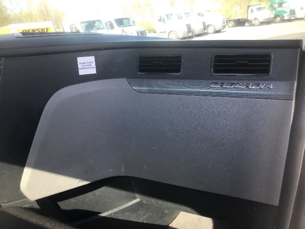 Day Cab Tractor-Heavy Duty Tractors-Freightliner-2018-T12664ST-Jessup-PA-356,033\n\t\tmiles-$ 45,500 - Image 13