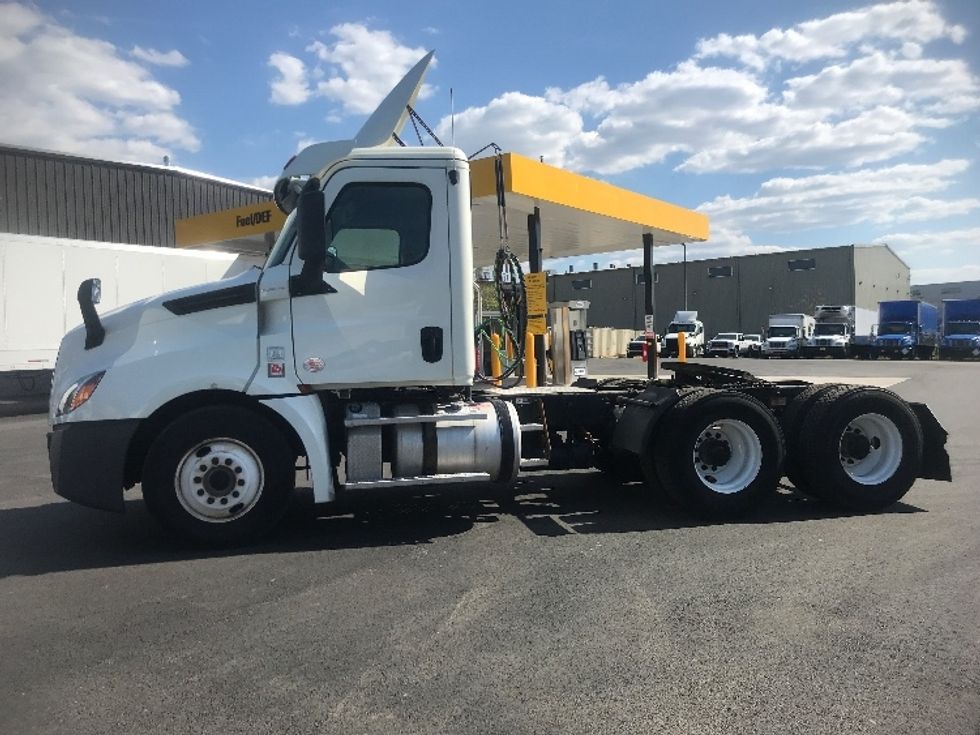 Day Cab Tractor-Heavy Duty Tractors-Freightliner-2018-T12664ST-Jessup-PA-356,033\n\t\tmiles-$ 45,500 - Image 4