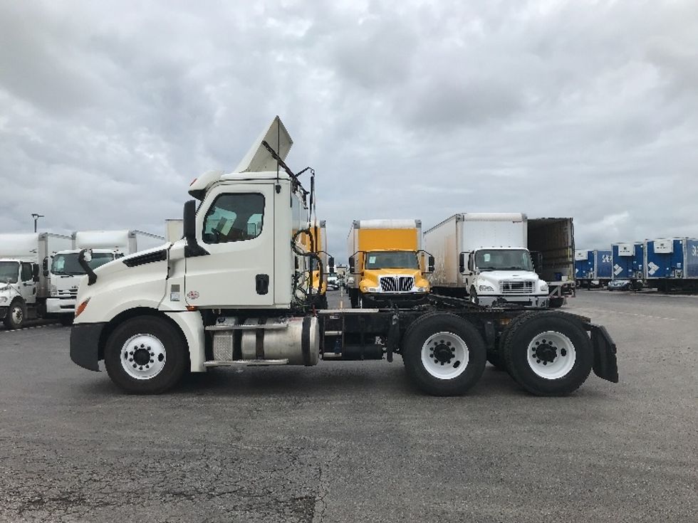 Day Cab Tractor-Heavy Duty Tractors-Freightliner-2018-T12664ST-Kansas City-MO-340,910\n\t\tmiles-$ 53,750 - Image 4