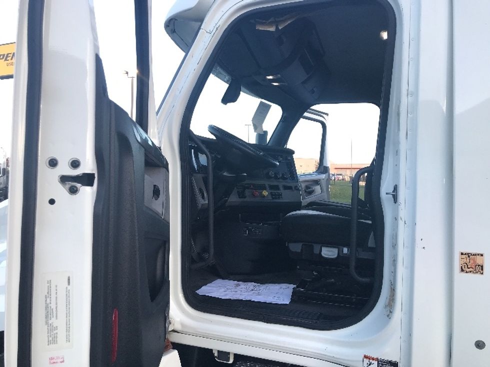 Day Cab Tractor-Heavy Duty Tractors-Freightliner-2018-T12664ST-Kansas City-MO-347,896\n\t\tmiles-$ 44,750 - Image 9