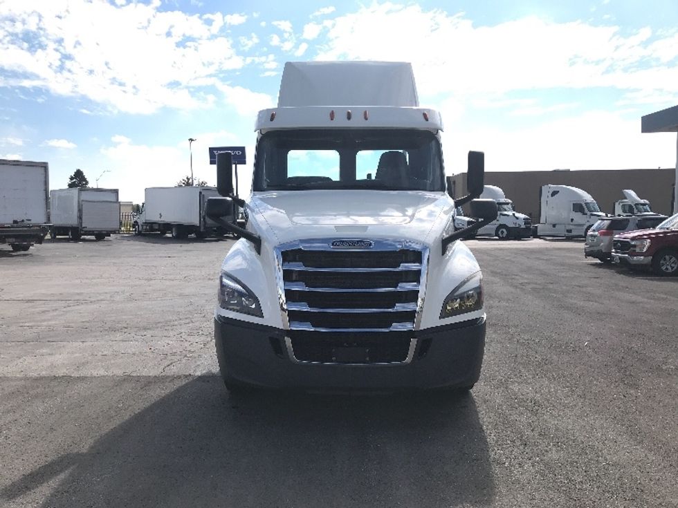 2018 Freightliner Cascadia 126" Day cab photo 2