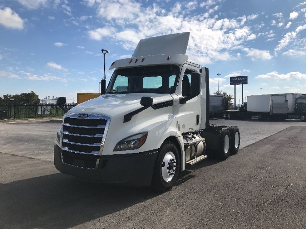 2018 Freightliner Cascadia 126" Day cab photo 3