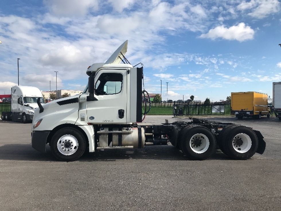 2018 Freightliner Cascadia 126" Day cab photo 4