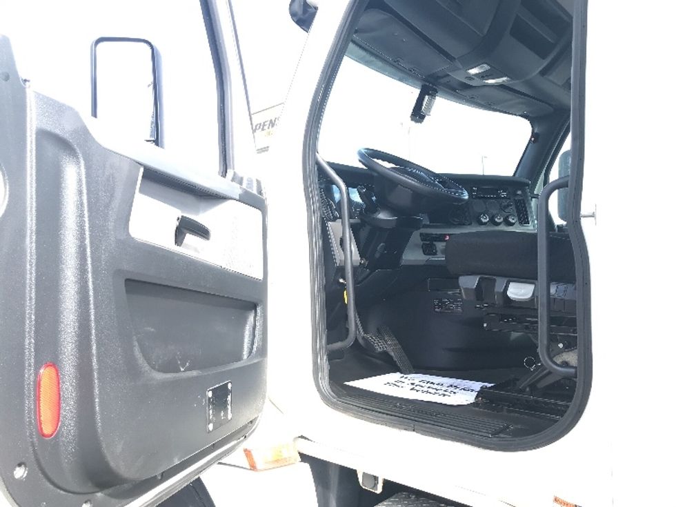 Day Cab Tractor-Heavy Duty Tractors-Freightliner-2018-T12664ST-Kansas City-MO-349,468\n\t\tmiles-$ 44,750 - Image 9