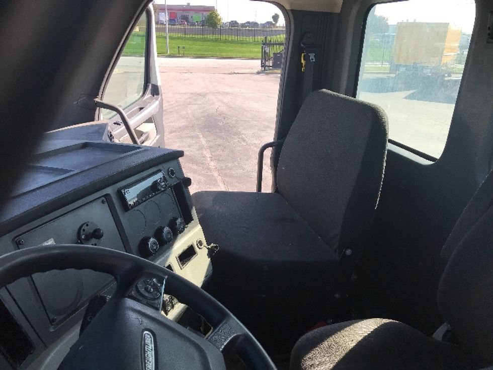 Day Cab Tractor-Heavy Duty Tractors-Freightliner-2018-T12664ST-Kansas City-MO-350,589\n\t\tmiles-$ 44,500 - Image 10