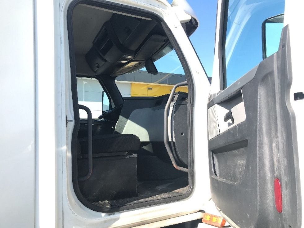 Day Cab Tractor-Heavy Duty Tractors-Freightliner-2018-T12664ST-Kansas City-MO-350,589\n\t\tmiles-$ 44,500 - Image 12
