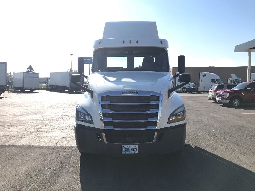 2018 Freightliner Cascadia 126" Day cab photo 2