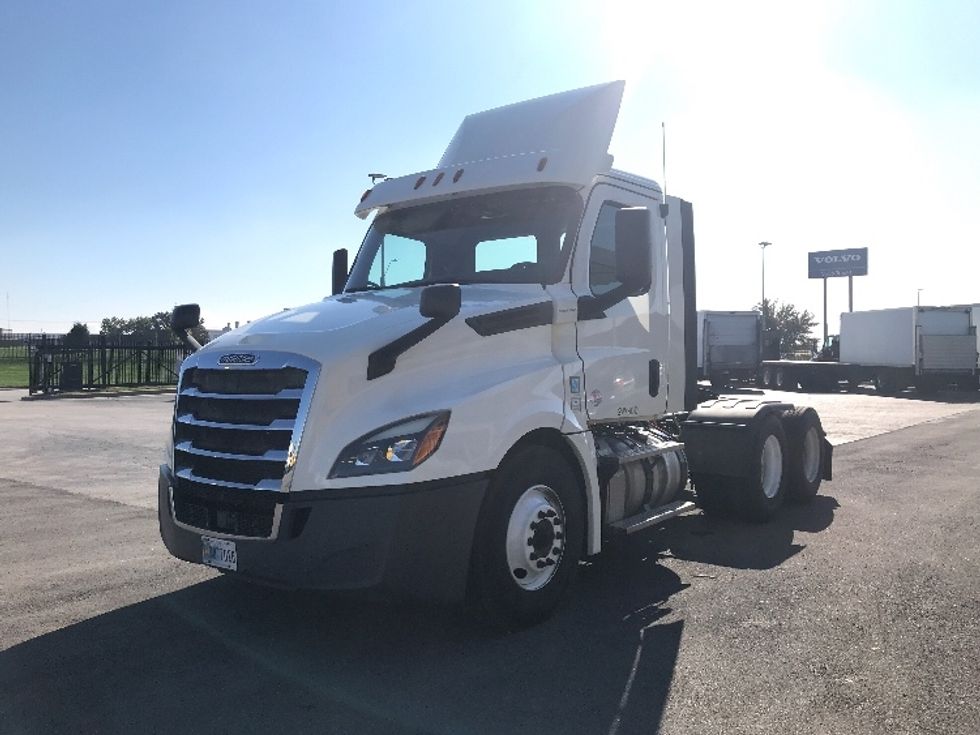 2018 Freightliner Cascadia 126" Day cab photo 3