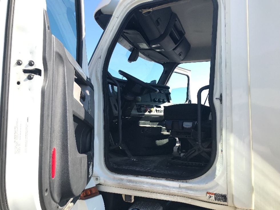 Day Cab Tractor-Heavy Duty Tractors-Freightliner-2018-T12664ST-Kansas City-MO-350,589\n\t\tmiles-$ 44,500 - Image 9