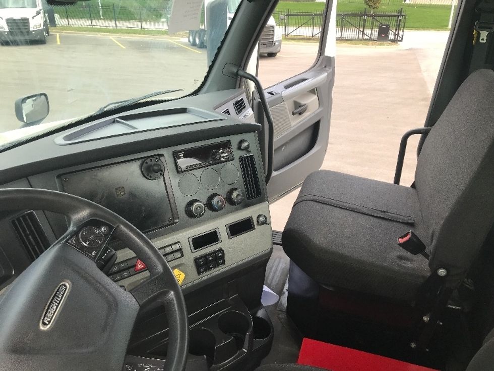 Day Cab Tractor-Heavy Duty Tractors-Freightliner-2018-T12664ST-Kansas City-MO-431,842\n\t\tmiles-$ 40,500 - Image 10