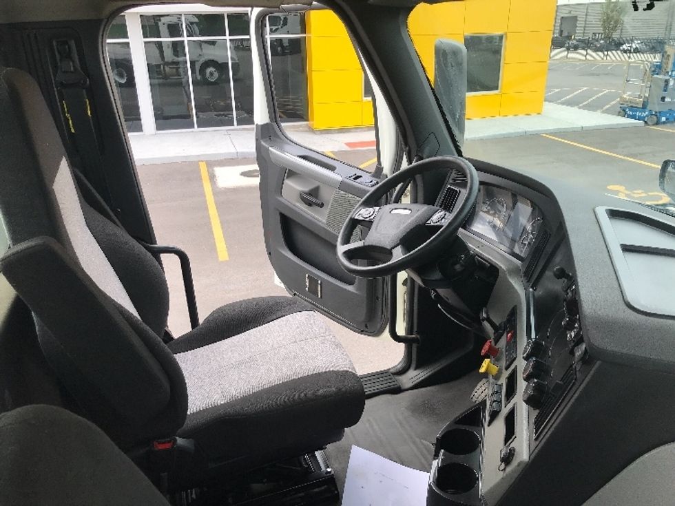 Day Cab Tractor-Heavy Duty Tractors-Freightliner-2018-T12664ST-Kansas City-MO-431,842\n\t\tmiles-$ 40,500 - Image 14