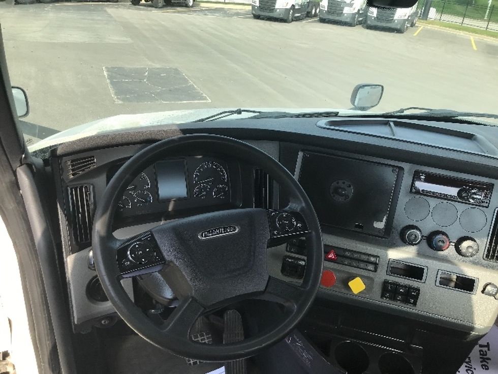 Day Cab Tractor-Heavy Duty Tractors-Freightliner-2018-T12664ST-Kansas City-MO-486,168\n\t\tmiles-$ 37,750 - Image 11
