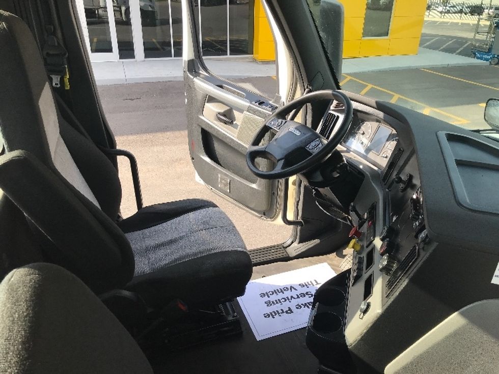 Day Cab Tractor-Heavy Duty Tractors-Freightliner-2018-T12664ST-Kansas City-MO-486,168\n\t\tmiles-$ 37,750 - Image 14