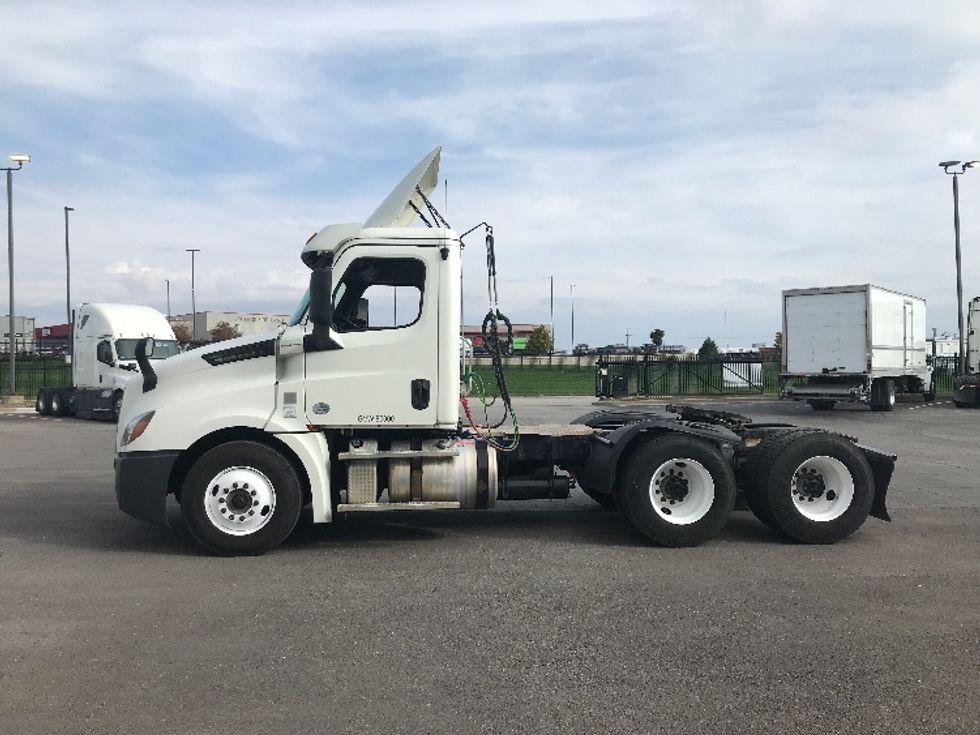 Day Cab Tractor-Heavy Duty Tractors-Freightliner-2018-T12664ST-Kansas City-MO-486,168\n\t\tmiles-$ 37,750 - Image 4