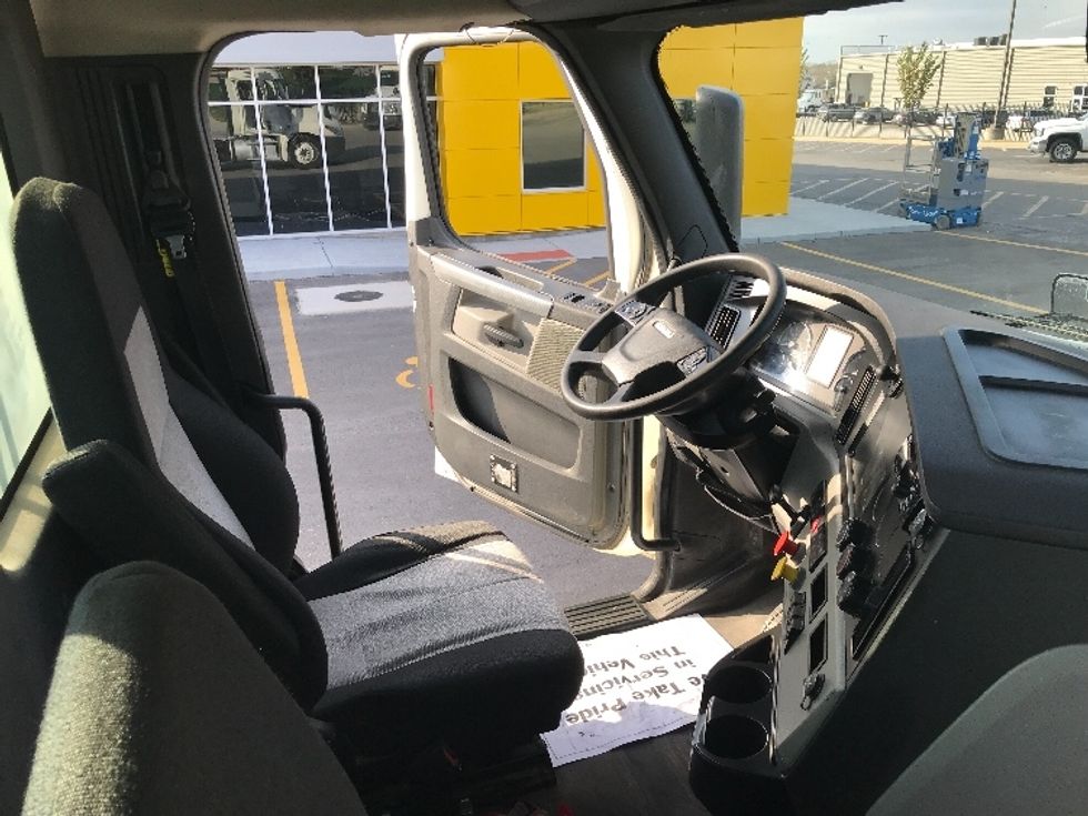 Day Cab Tractor-Heavy Duty Tractors-Freightliner-2018-T12664ST-Kansas City-MO-504,103\n\t\tmiles-$ 37,000 - Image 14