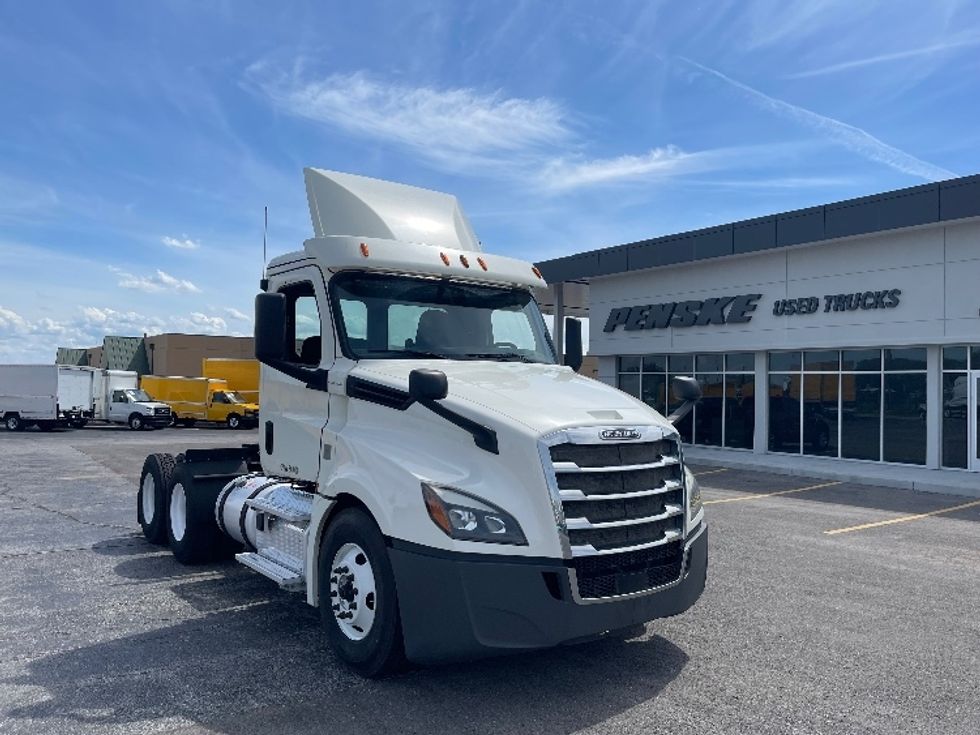 Day Cab Tractor-Heavy Duty Tractors-Freightliner-2018-T12664ST-Kansas City-MO-608,749\n\t\tmiles-$ 32,500 - Image 1