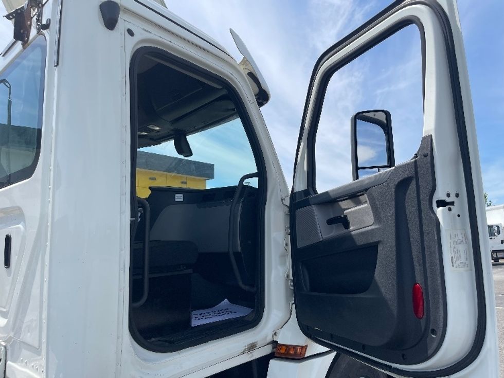 Day Cab Tractor-Heavy Duty Tractors-Freightliner-2018-T12664ST-Kansas City-MO-608,749\n\t\tmiles-$ 32,500 - Image 12