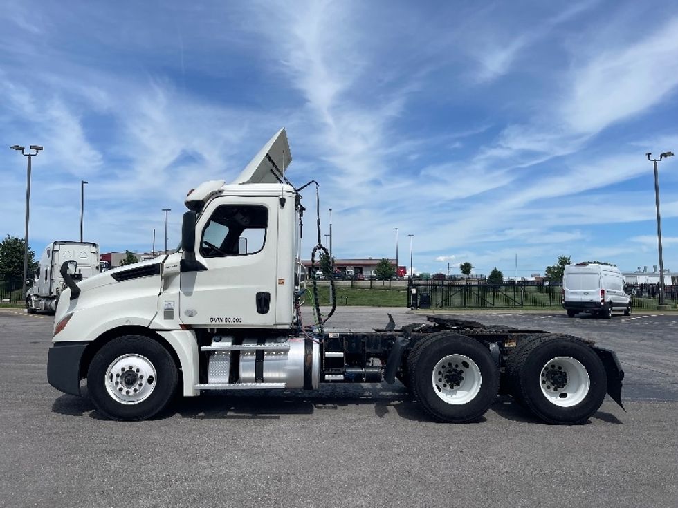 Day Cab Tractor-Heavy Duty Tractors-Freightliner-2018-T12664ST-Kansas City-MO-608,749\n\t\tmiles-$ 32,500 - Image 4