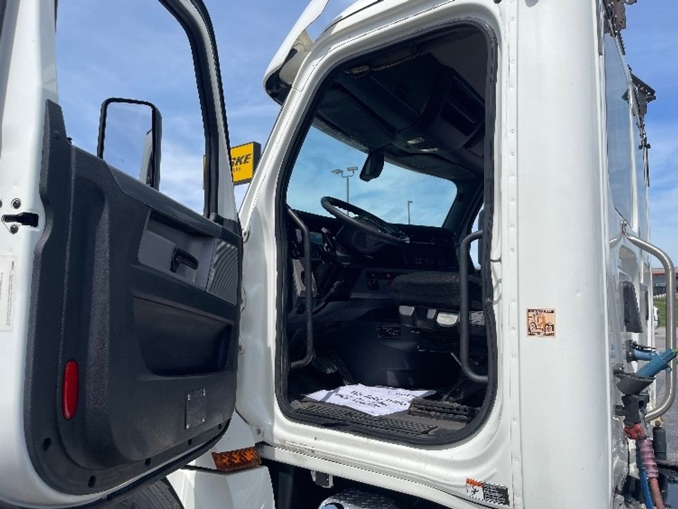 Day Cab Tractor-Heavy Duty Tractors-Freightliner-2018-T12664ST-Kansas City-MO-608,749\n\t\tmiles-$ 32,500 - Image 9