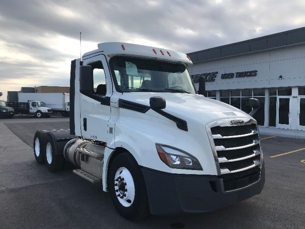 Day Cab Tractor-Heavy Duty Tractors-Freightliner-2018-T12664ST-Kansas City-MO-725,756\n\t\tmiles-$ 22,250 - Image 1