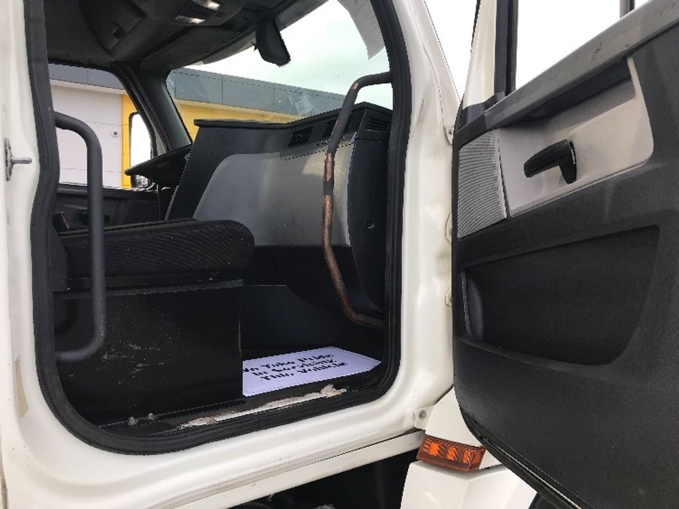 Day Cab Tractor-Heavy Duty Tractors-Freightliner-2018-T12664ST-Kansas City-MO-725,756\n\t\tmiles-$ 22,250 - Image 12