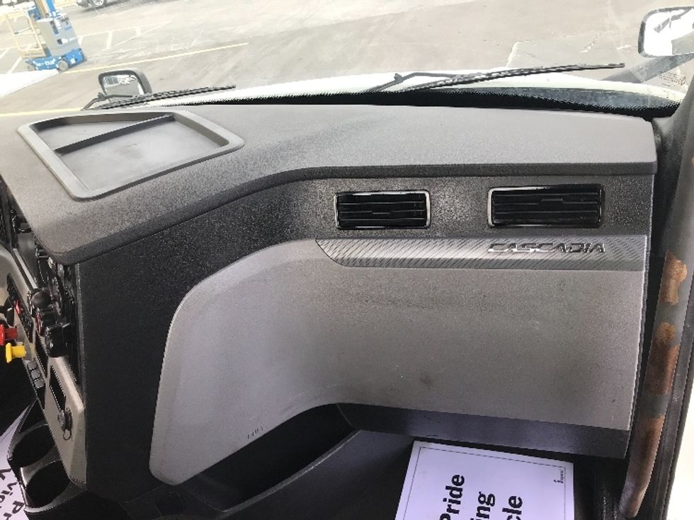 Day Cab Tractor-Heavy Duty Tractors-Freightliner-2018-T12664ST-Kansas City-MO-725,756\n\t\tmiles-$ 22,250 - Image 13