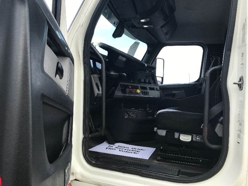 Day Cab Tractor-Heavy Duty Tractors-Freightliner-2018-T12664ST-Kansas City-MO-725,756\n\t\tmiles-$ 22,250 - Image 9