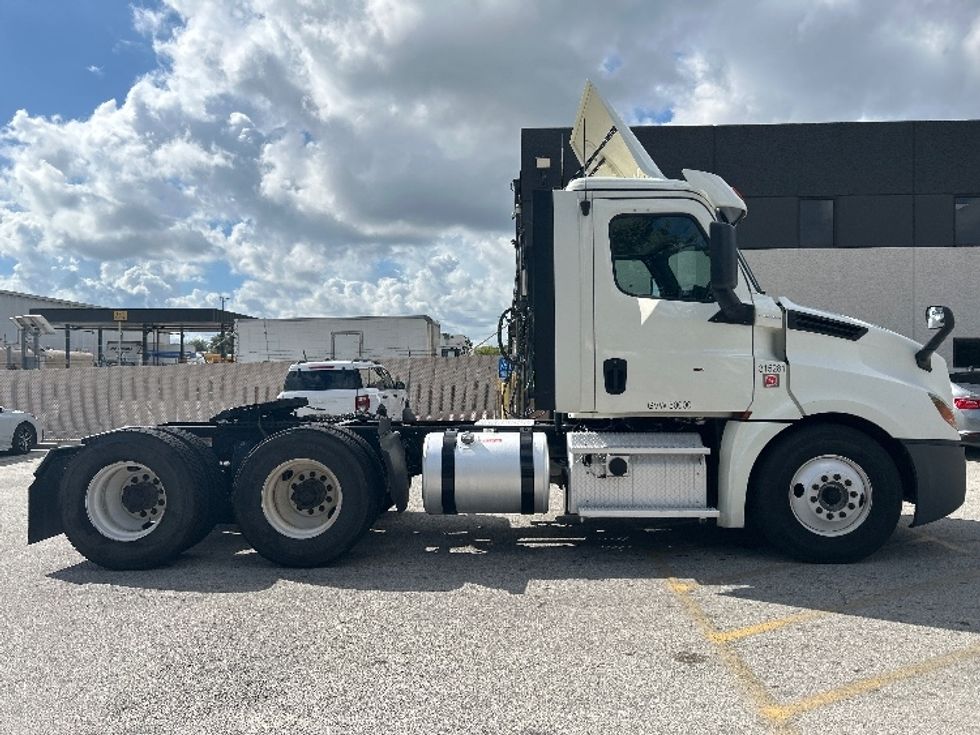 Day Cab Tractor-Heavy Duty Tractors-Freightliner-2018-T12664ST-Katy-TX-368,002\n\t\tmiles-$ 45,000 - Image 8