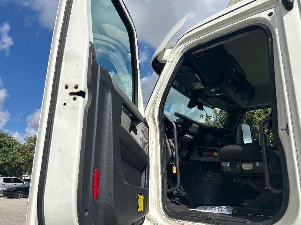 Day Cab Tractor-Heavy Duty Tractors-Freightliner-2018-T12664ST-Katy-TX-368,002\n\t\tmiles-$ 45,000 - Image 9