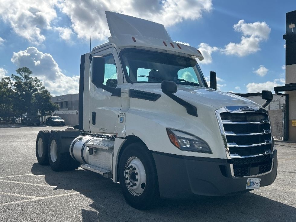 Day Cab Tractor-Heavy Duty Tractors-Freightliner-2018-T12664ST-Katy-TX-477,549\n\t\tmiles-$ 39,250 - Image 1