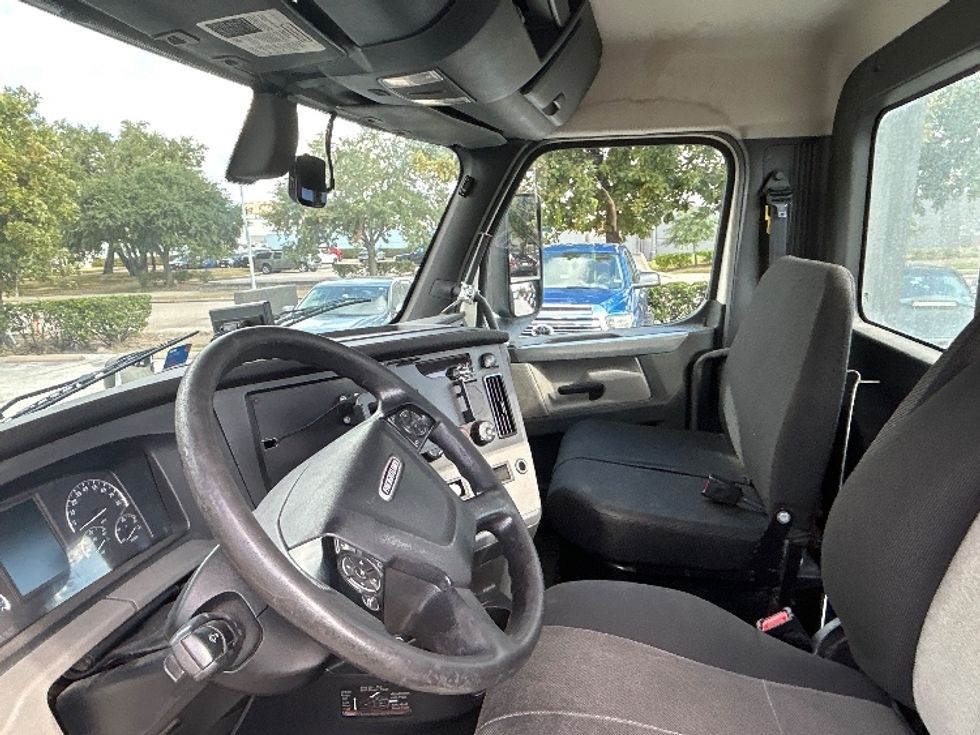 Day Cab Tractor-Heavy Duty Tractors-Freightliner-2018-T12664ST-Katy-TX-477,549\n\t\tmiles-$ 39,250 - Image 10