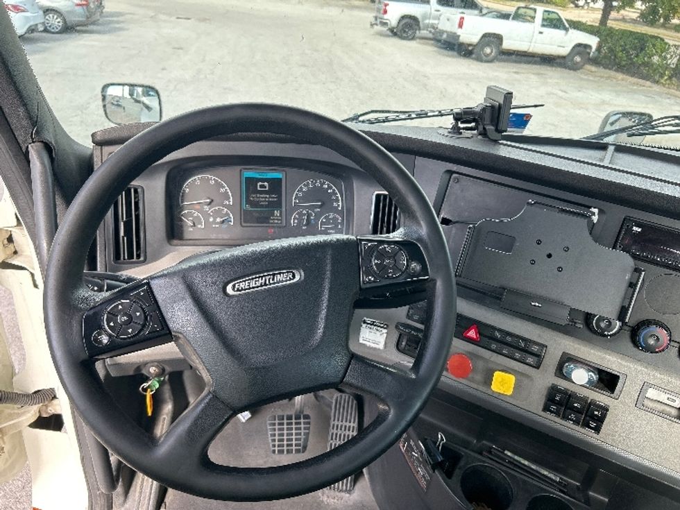 Day Cab Tractor-Heavy Duty Tractors-Freightliner-2018-T12664ST-Katy-TX-477,549\n\t\tmiles-$ 39,250 - Image 11