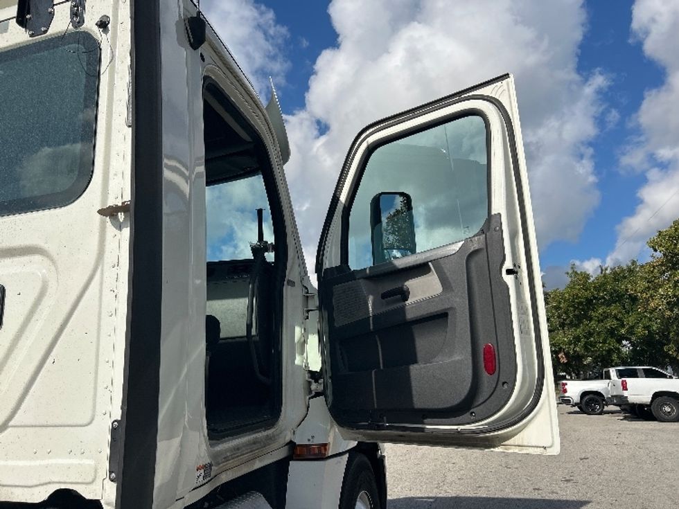 Day Cab Tractor-Heavy Duty Tractors-Freightliner-2018-T12664ST-Katy-TX-477,549\n\t\tmiles-$ 39,250 - Image 12