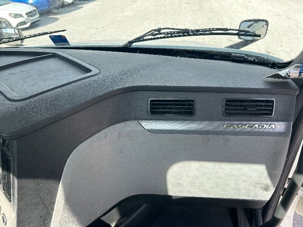 Day Cab Tractor-Heavy Duty Tractors-Freightliner-2018-T12664ST-Katy-TX-477,549\n\t\tmiles-$ 39,250 - Image 13